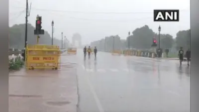 सावन के पहले दिन दिल्ली-एनसीआर में बदला मौसम का मिजाज, बारिश से पारा लुढ़का