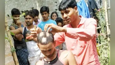 लोकगायक ने सातवीं कक्षा की लड़की को दिया प्रेमपत्र, बोला- आई लव यू, लोगों ने हाथ-पैर बांध कर मुंड़वाया सिर