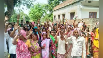 गोमो में राशन वितरण में गड़बड़ी को लेकर हंगामा, कार्रवाई का आश्वासन मिलने पर लोग हुए शांत