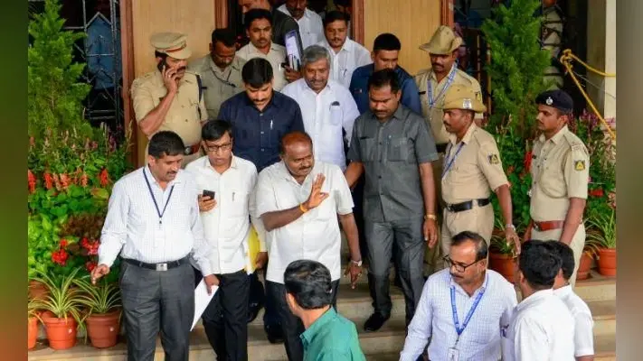कर्नाटक : जदएस-कांग्रेस सरकार का भविष्य अधर में, सदन में विश्वासमत की कार्यवाही गुरुवार को