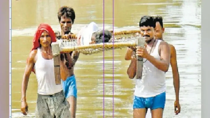 बाढ़ का कहर: बाढ़ ने एक रात में घर से फुटपाथ पर ला दिया, सांपों के साये में बसर हो रही जिंदगी