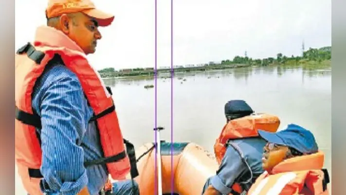 बाढ़: …और डीएम साहब नदी में भटक गये रास्ता, तलाश में लगी एनडीआरएफ की टीमें