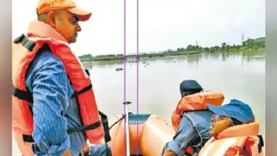 बाढ़: …और डीएम साहब नदी में भटक गये रास्ता, तलाश में लगी एनडीआरएफ की टीमें