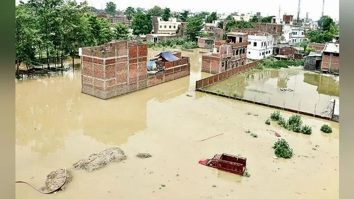 बाढ़ का कहर : यहां जान हथेली पर लेकर स्कूल जाते हैं बच्चे