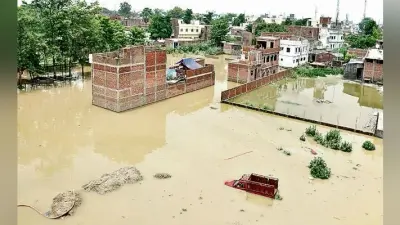 बाढ़ का कहर : यहां जान हथेली पर लेकर स्कूल जाते हैं बच्चे