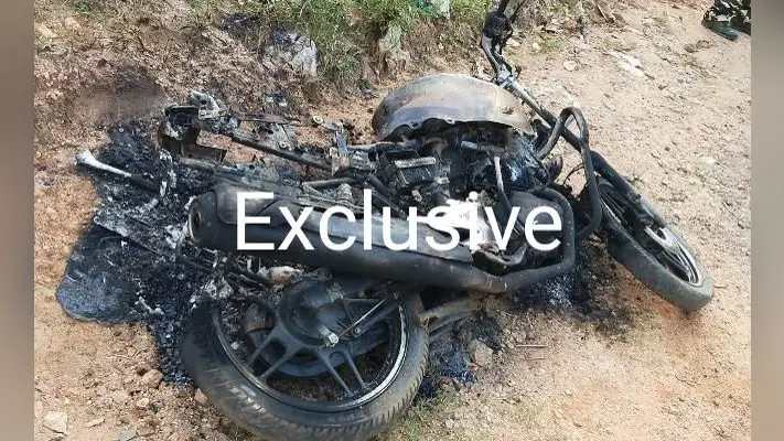 लातेहार में माओवादियों का उत्पात, वाहन जलाये, पिता-पुत्र को पीटा