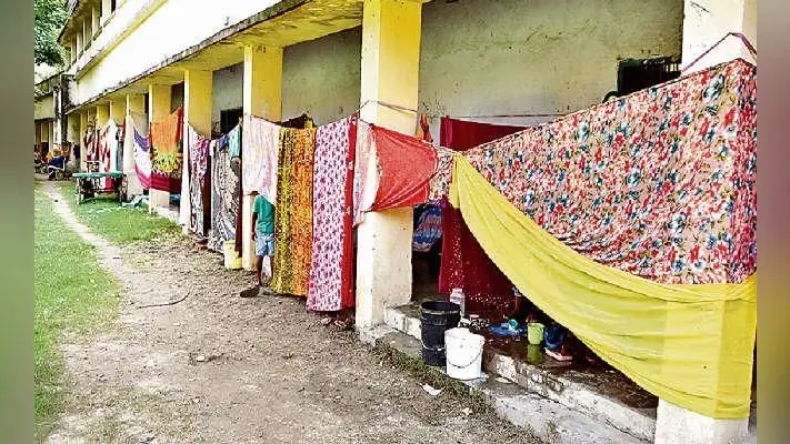 मुजफ्फरपुर : साड़ियों की ओट से घर बना बिना बिजली-पानी के रह रहे बाढ़पीड़ित