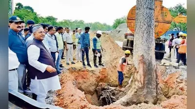 पटना :आर ब्लॉक-दीघा सड़क बनाने में रुकावट बने वृक्षों को जमीन से उखाड़ने का काम शुरू
