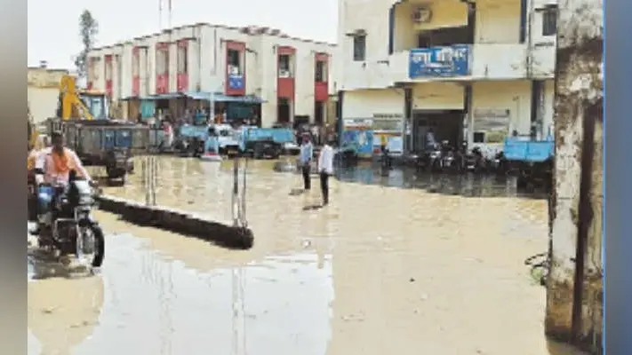 एक घंटा की बारिश से नगर पर्षद कैंपस डूबा