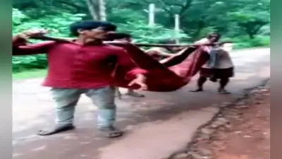 ओड़िसा: कालाहांडी में मृतक को परिजनों ने कंधे पर ढोया, नहीं मिला शव वाहन