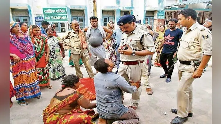 छपरा में पशु चोरी करने के आरोप में तीन युवकों की पीट-पीट कर हत्या