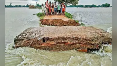 बिहार में बाढ़पीड़ितों ने सीओ को दौड़ाकर पीटा, जमकर की तोड़फोड़