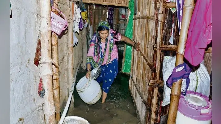 बाढ़ का कहर : घर में कमर तक पानी, रहने का ठौर नहीं, बारिश हुई तो नहीं जला चूल्हा, भूखे रहे बच्चे