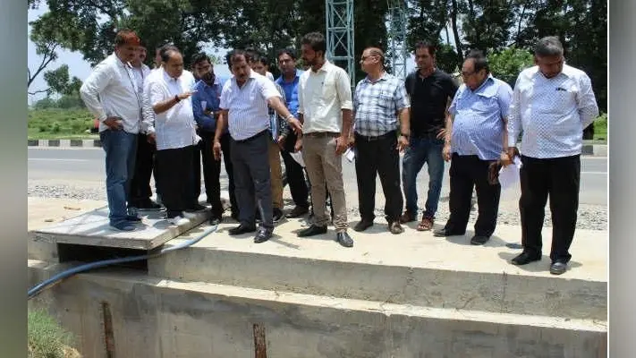 स्मार्ट सिटी परियोजना के तहत बन रही सड़क का मंत्री सीपी सिंह ने किया निरीक्षण