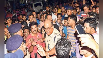 डीएसपी व थानेदार के साथ की धक्का-मुक्की पथराव में तीन पुलिसकर्मी हुए घायल, भगदड़