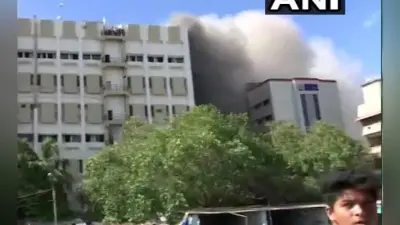 मुंबई के एमटीएनएल बिल्डिंग में लगी आग, छत पर 40 लोग फंसे