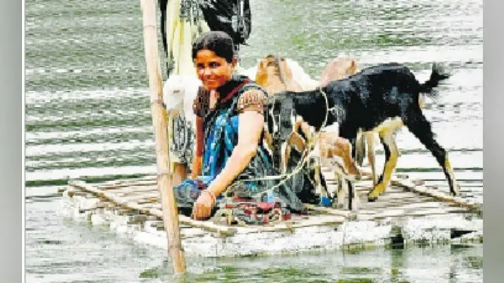 मुजफ्फरपुर बाढ़ : मुशहरी से कटे तीन गांव, नाव के सहारे गांव में आ जा रहे हैं ग्रामीण
