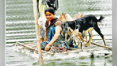 मुजफ्फरपुर बाढ़ : मुशहरी से कटे तीन गांव, नाव के सहारे गांव में आ जा रहे हैं ग्रामीण