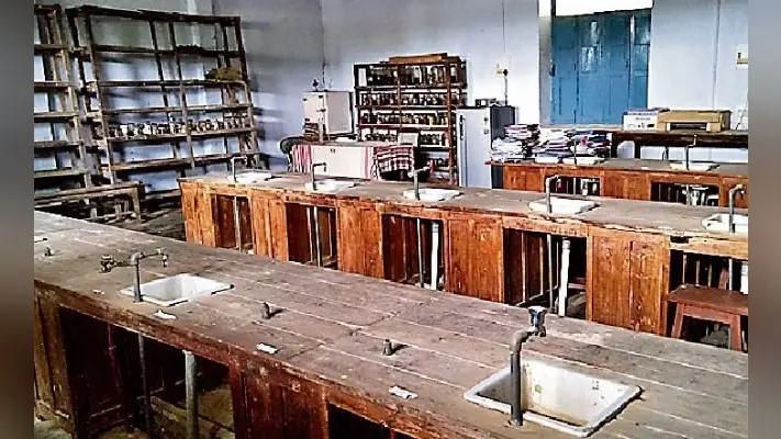 गुमला : जर्जर बिल्डिंग व कम शिक्षक से पढ़ना हुआ कठिन