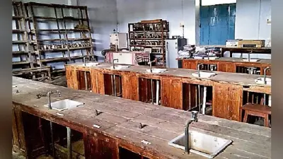गुमला : जर्जर बिल्डिंग व कम शिक्षक से पढ़ना हुआ कठिन