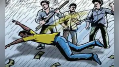 चोरी का विरोध करने पर परिवार के तीन सदस्यों पर जानलेवा हमला