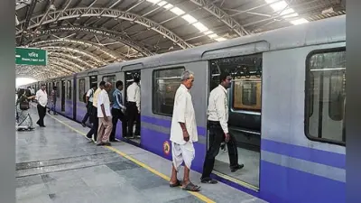 मेट्रो ट्रेन के दरवाजे में फिर फंसा यात्री का हाथ, चालक ने फौरन रोक दी ट्रेन