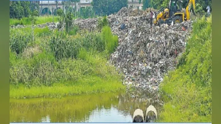 पुरानी सराय में निगम गिरा रहा कूड़ा चंपा नदी में खड़ा हो रहा कचरे का पहाड़