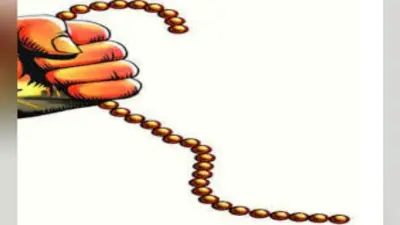 ट्रेन के खुलते ही महिला की चेन झपट कर भागा बदमाश