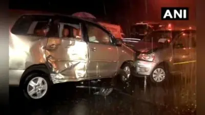 महाराष्ट्र: भारी बारिश के बीच आपस में टकराई तीन कारें, 8 लोग गंभीर रूप से घायल