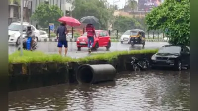 मुंबई में भारी बारिश, ट्रेन सेवाएं और सड़क यातायात बाधित