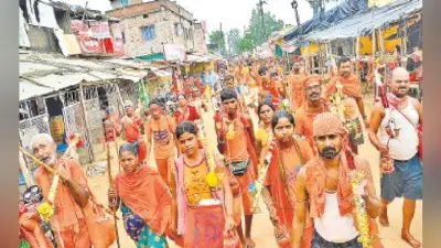 तीन किमी लंबी कतार, एक लाख से अधिक जलार्पण