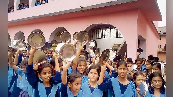 पटना : बच्चे करते रहे मिडडे मील का इंतजार