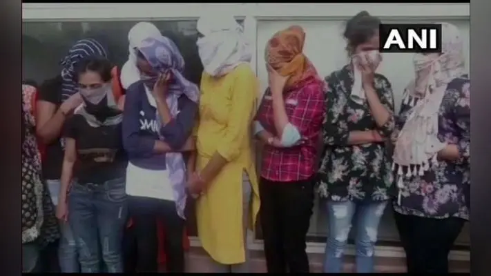 लोन देने के नाम पर ठगी करने वाली कंपनी का पर्दाफाश, 17 महिला समेत 33 लोग गिरफ्तार