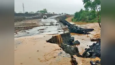 बाढ़ के पानी में 50 फुट बही सड़क, बेतिया से संपर्क भंग