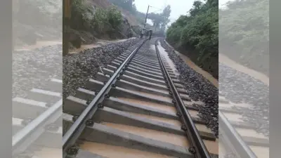 हटिया-ओड़गा रेलखंड : रेलवे ट्रैक पर पानी भरने से मरम्मत का कार्य प्रभावित