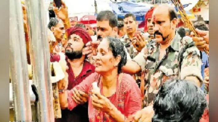 कृष्णा बम ने बाह्य अरघा से किया जलार्पण