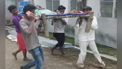 एंबुलेंस नहीं मिली, तो खाट पर लाद 7 किमी पैदल चल कराया भर्ती