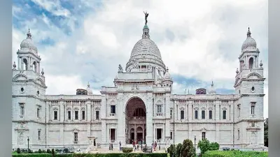 ऐतिहासिक विक्टोरिया मेमोरियल की दीवारों पर आयी दरार
