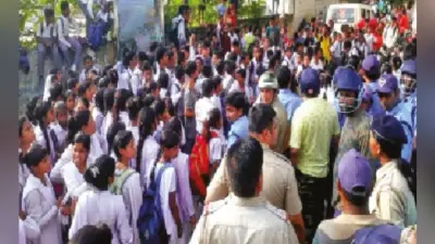 बालुचर के हिंदी हाई स्कूल में छात्र-छात्राओं का फूटा आक्रोश