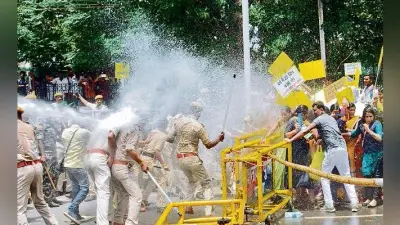 पटना : मनरेगा कर्मियों व पुलिस के बीच धक्का-मुक्की, पुलिस ने आगे बढ़ने से रोका, जानिए क्या थीं इनकी मांगें