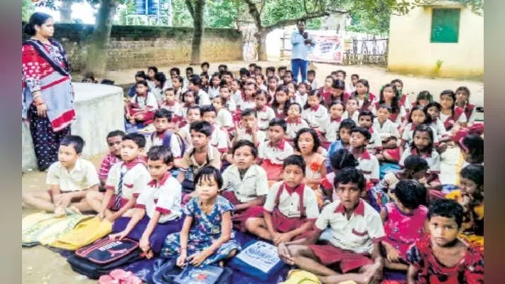 स्कूल भवन है कंडम, पेड़ के नीचे चल रही है क्लास