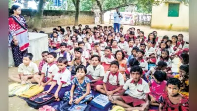 स्कूल भवन है कंडम, पेड़ के नीचे चल रही है क्लास