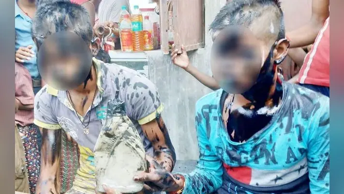 सहरसा : छात्राओं से छेड़खानी करने पर नाबालिग मनचलों को ग्रामीणों ने दी सजा, सिर मुंडवा कर कालिख पोत गांव में घुमाया