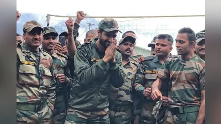 सेना कैंप में पहुंचे ”उरी” एक्टर विकी कौशल, यूं बेली रोटियां