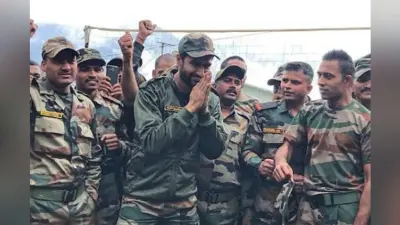 सेना कैंप में पहुंचे ”उरी” एक्टर विकी कौशल, यूं बेली रोटियां