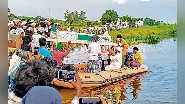 अररिया : …..जब बोट से जनाजे को कब्रिस्तान ले गये ग्रामीण