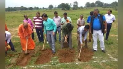 मुख्यमंत्री के प्रधान सचिव ने किया श्रमदान, कहा- सप्ताह में एक दिन श्रमदान कर श्रमिकों को सम्मान दें