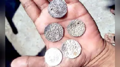 पीतल की कलशी से निकले चांदी के सिक्के, करायी जायेगी सिक्कों की ऐतिहासिकता की जांच