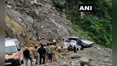 उत्तराखंड: कहीं खाई में गिरी बस तो कहीं आ गिरा बड़ा बोल्डर, 12 की मौत, कई घायल