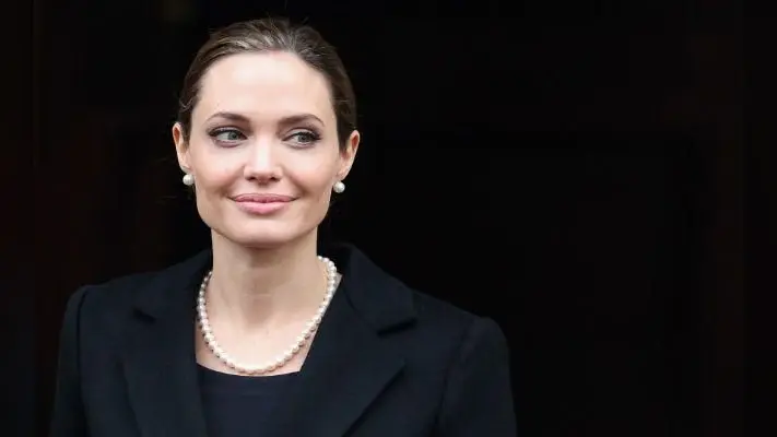 Angelina Jolie की बोली- अन्याय के खिलाफ आवाज उठाने वाली महिलाओं को धूर्त करार दिया जाता है